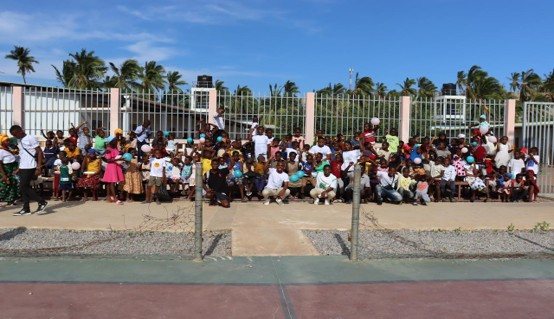 Participantes na entrega de materiais escolares em Mecúfi